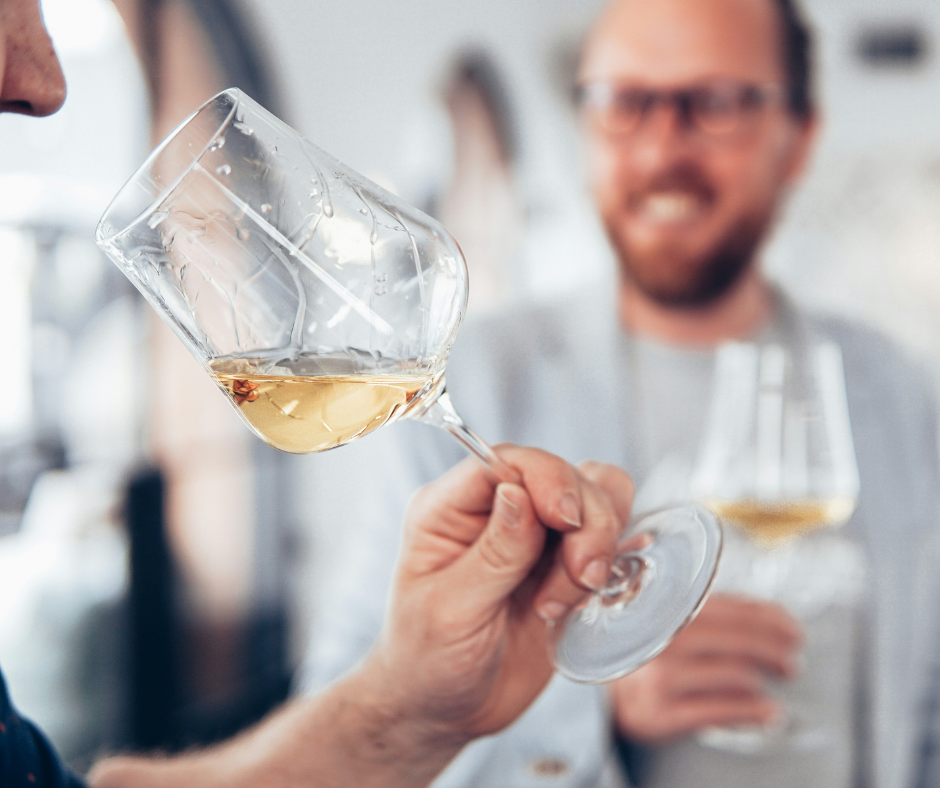 How to smell wine without mistakes: a practical guide