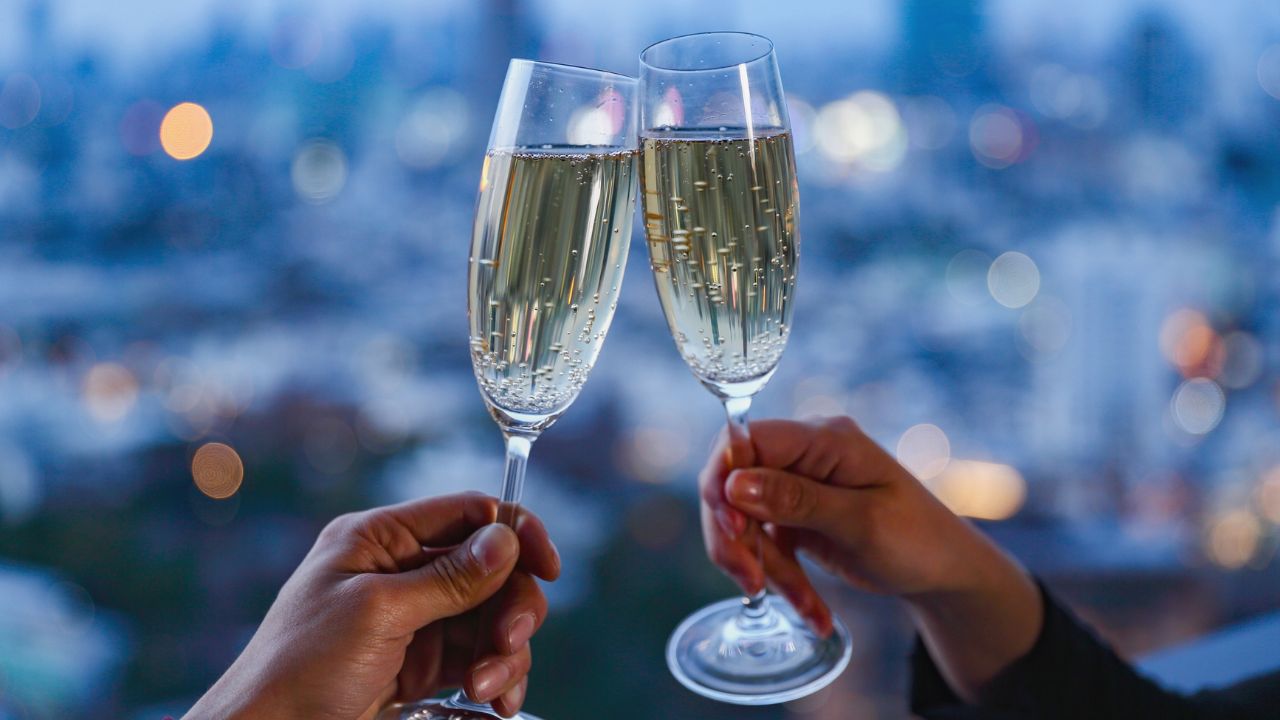 Who should propose the toast?