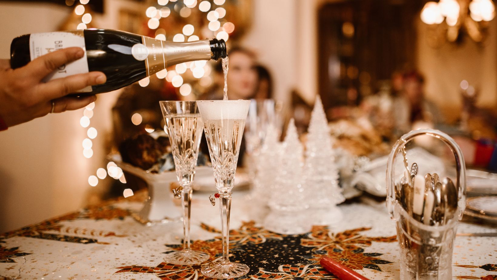 Come organizzare un brindisi di Natale perfetto: guida completa