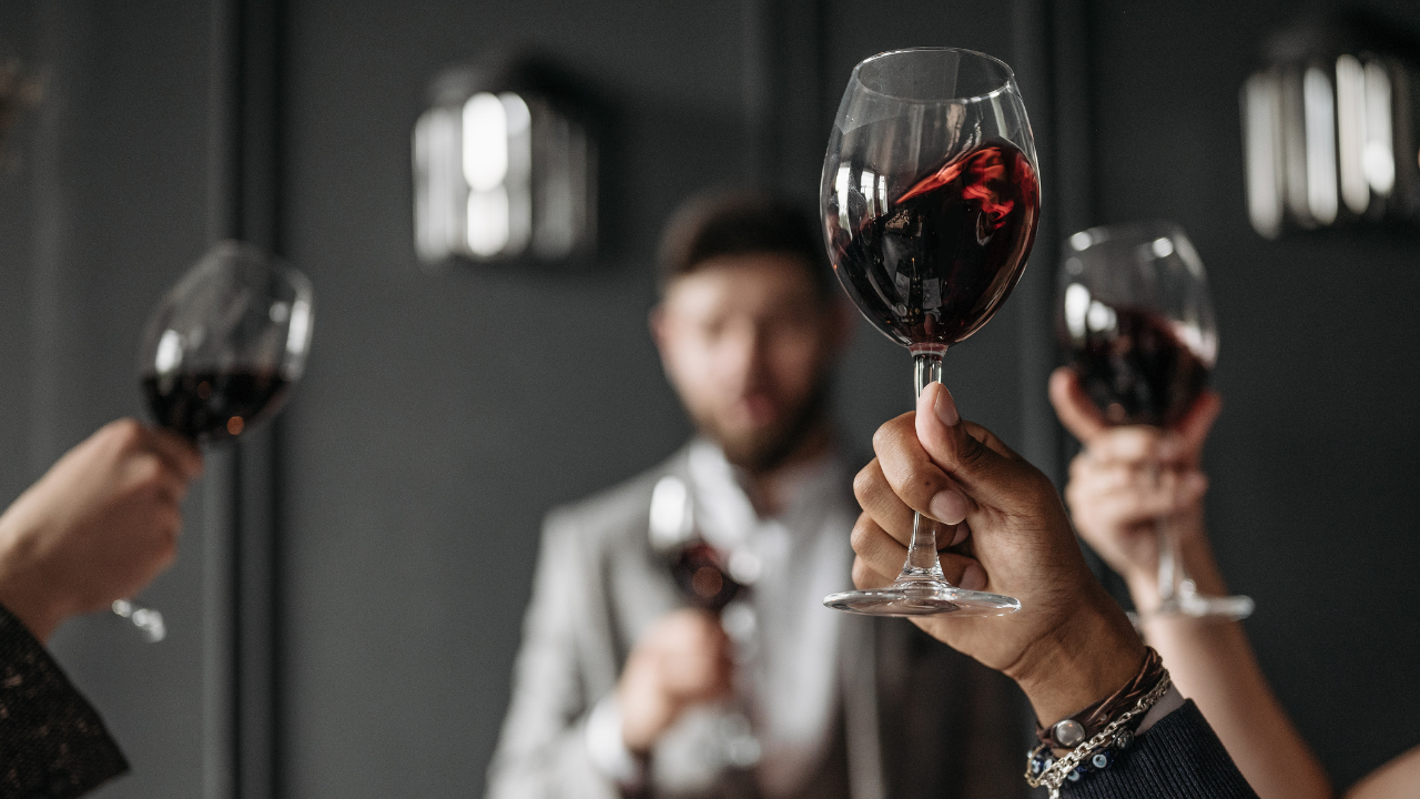 Come annusare il vino senza fare brutte figure: guida pratica