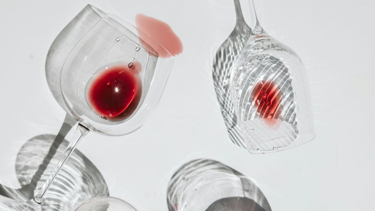 Cosa fare se si rovescia il vino su qualcuno?