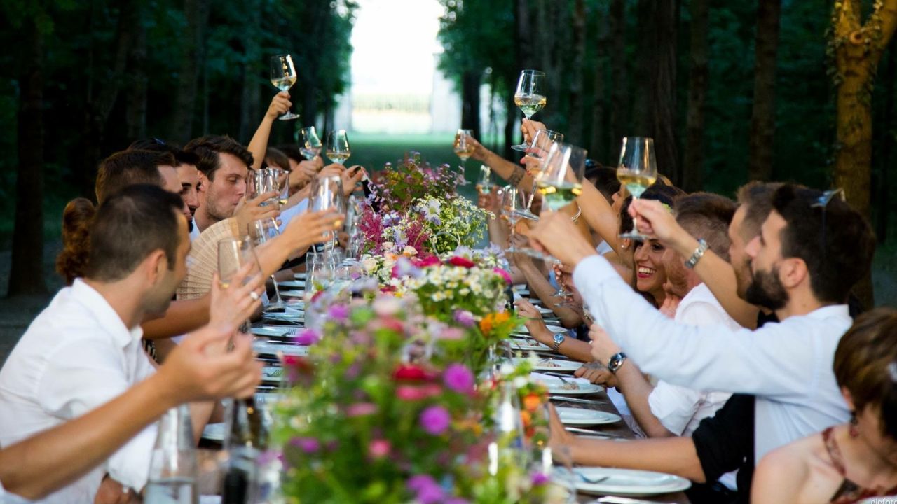 Who should propose the toast?