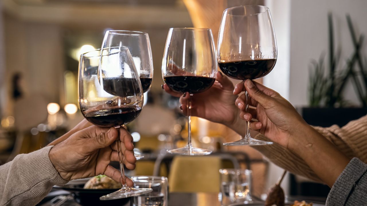 Who should propose the toast?