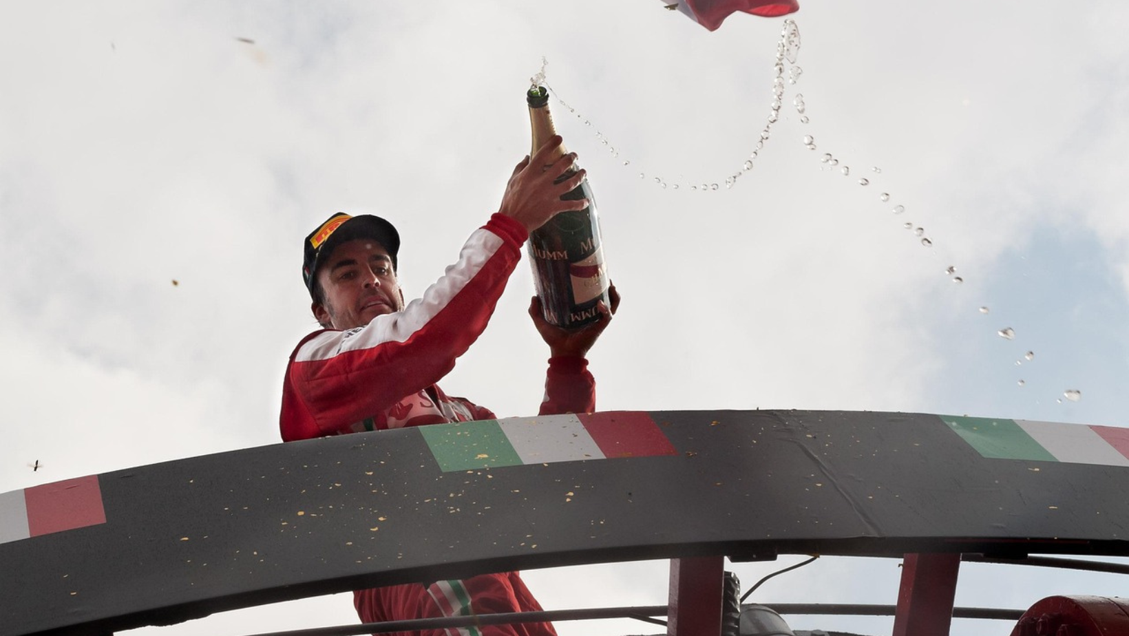Perché i piloti festeggiano con il vino al termine di una gara