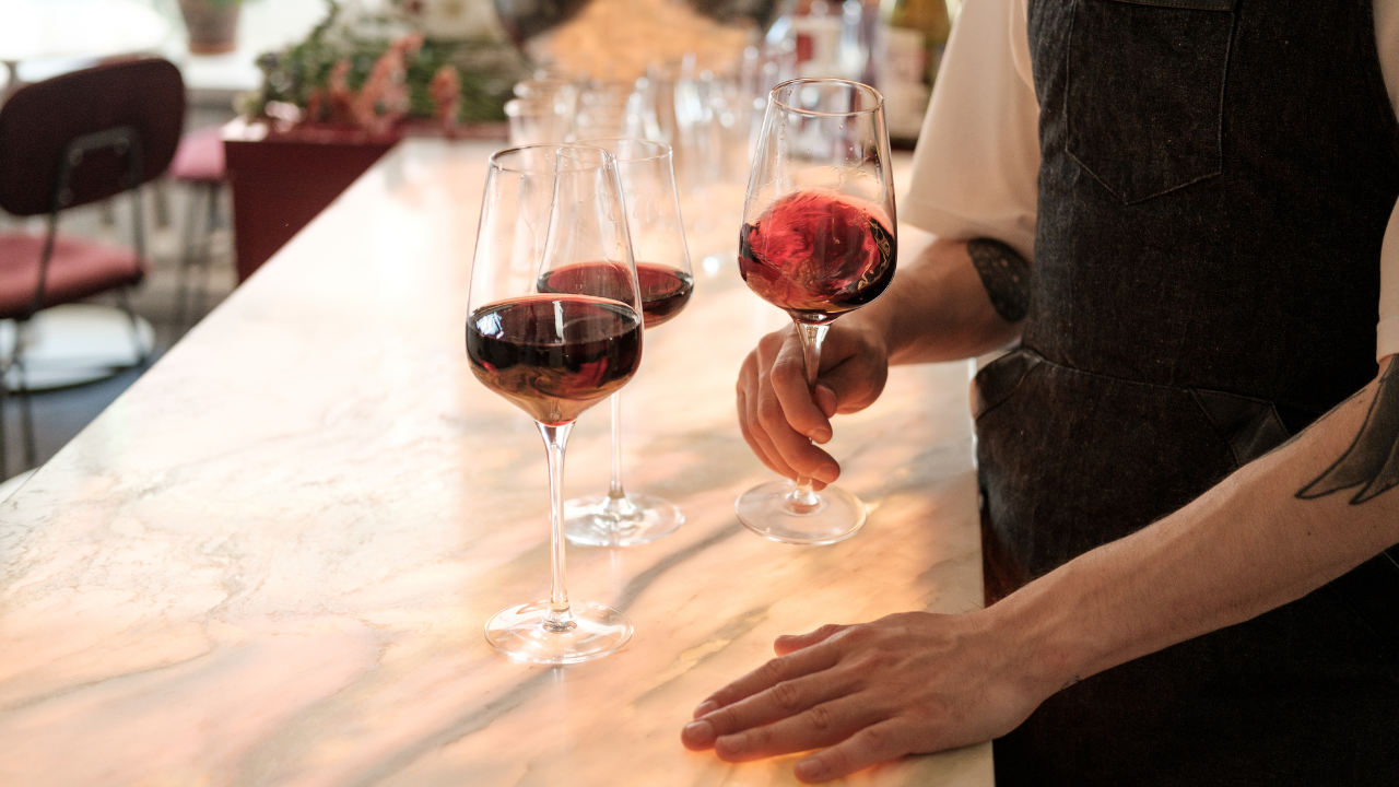Perché il bicchiere di vino non va mai riempito fino all’orlo