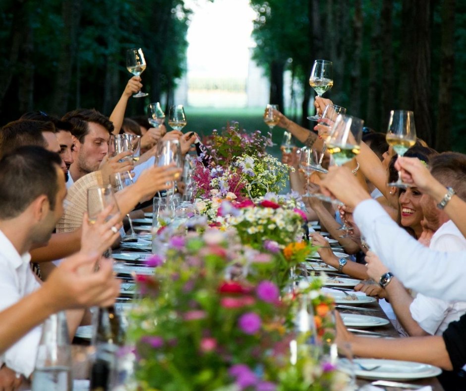 Standing or sitting for a toast? Here's what wine etiquette says