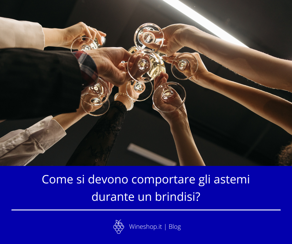 Come si devono comportare gli astemi durante un brindisi?