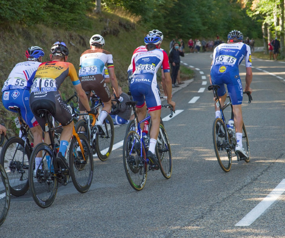 Perché i ciclisti brindano in bici durante l’ultima tappa del Tour de France?