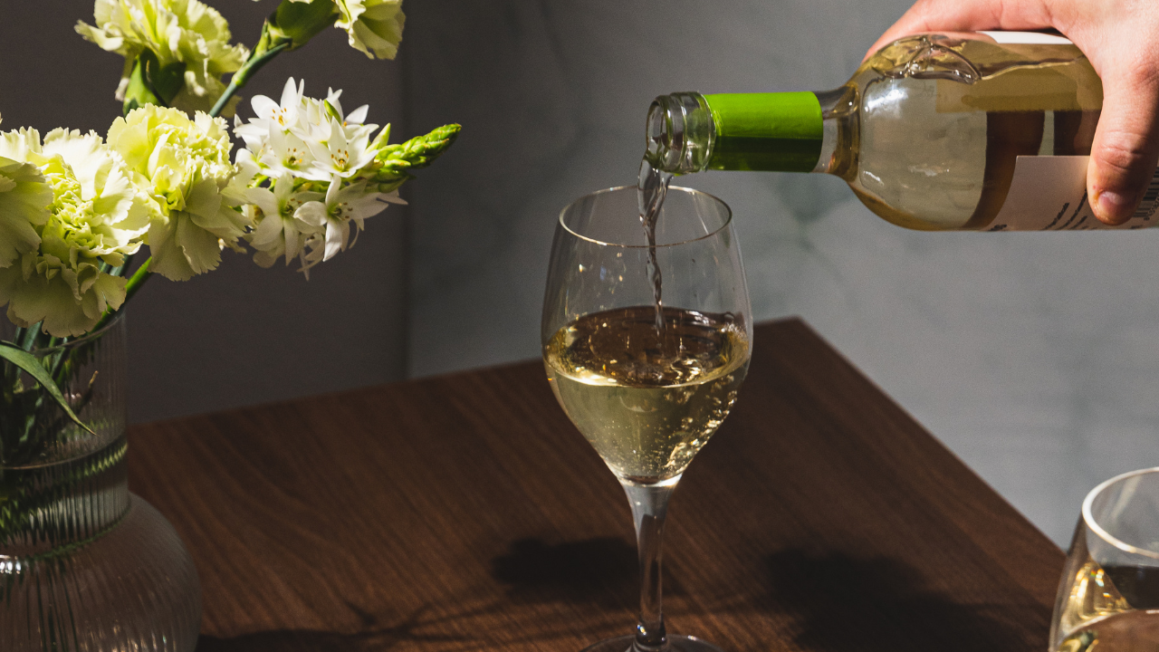 Come versare il vino senza gocce fuori dal bicchiere