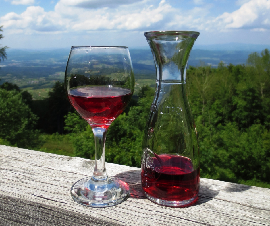 Stai a guardare il capello: significato e origine di un modo di dire legato al vino