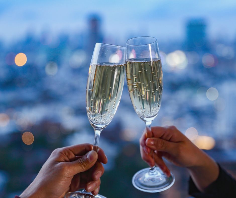 Who should propose the toast?