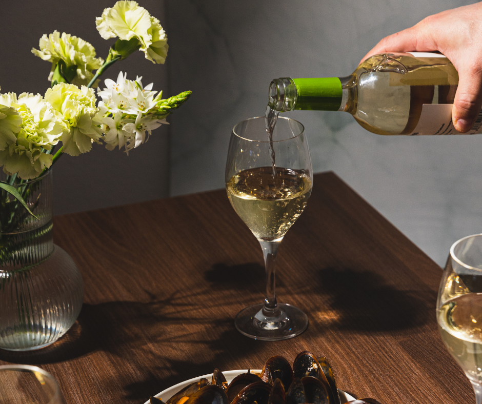 How to pour wine without getting drops outside the glass