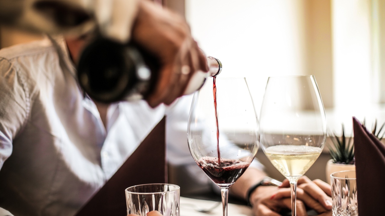 Vino difettoso a tavola: come segnalarlo con stile