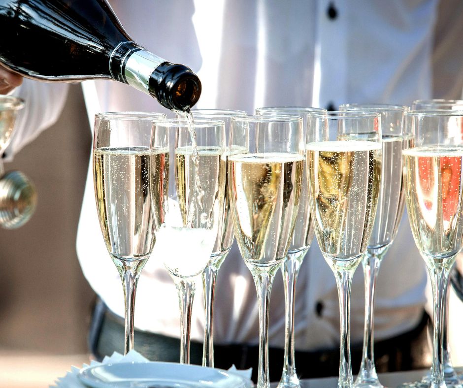 Vino spumante: come versarlo senza creare schiuma in eccesso