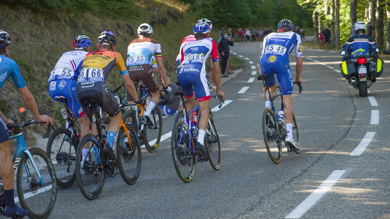 Perché i ciclisti brindano in bici durante l’ultima tappa del Tour de France?