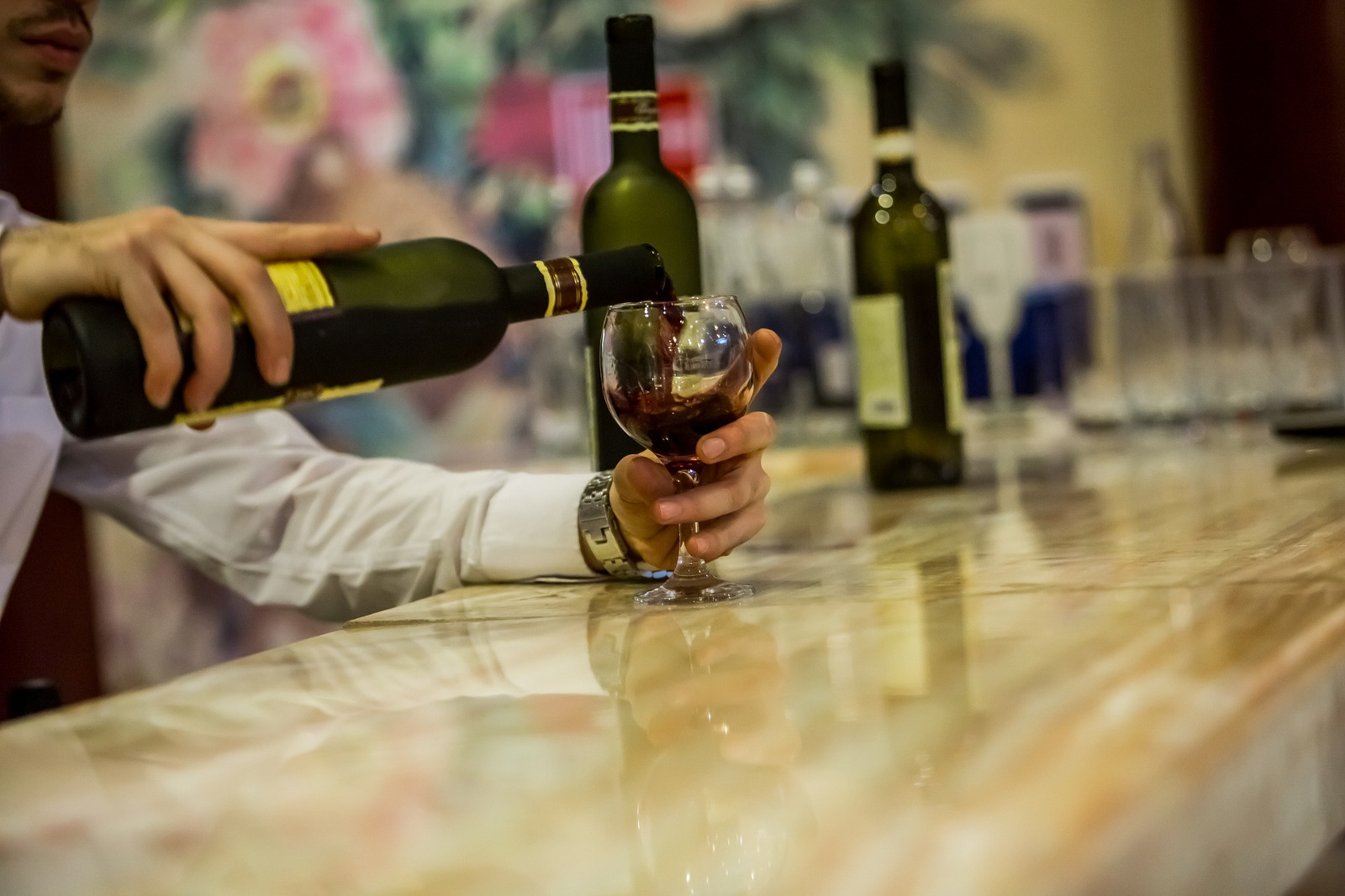 Perché si batte il bicchiere sul bancone del bar?