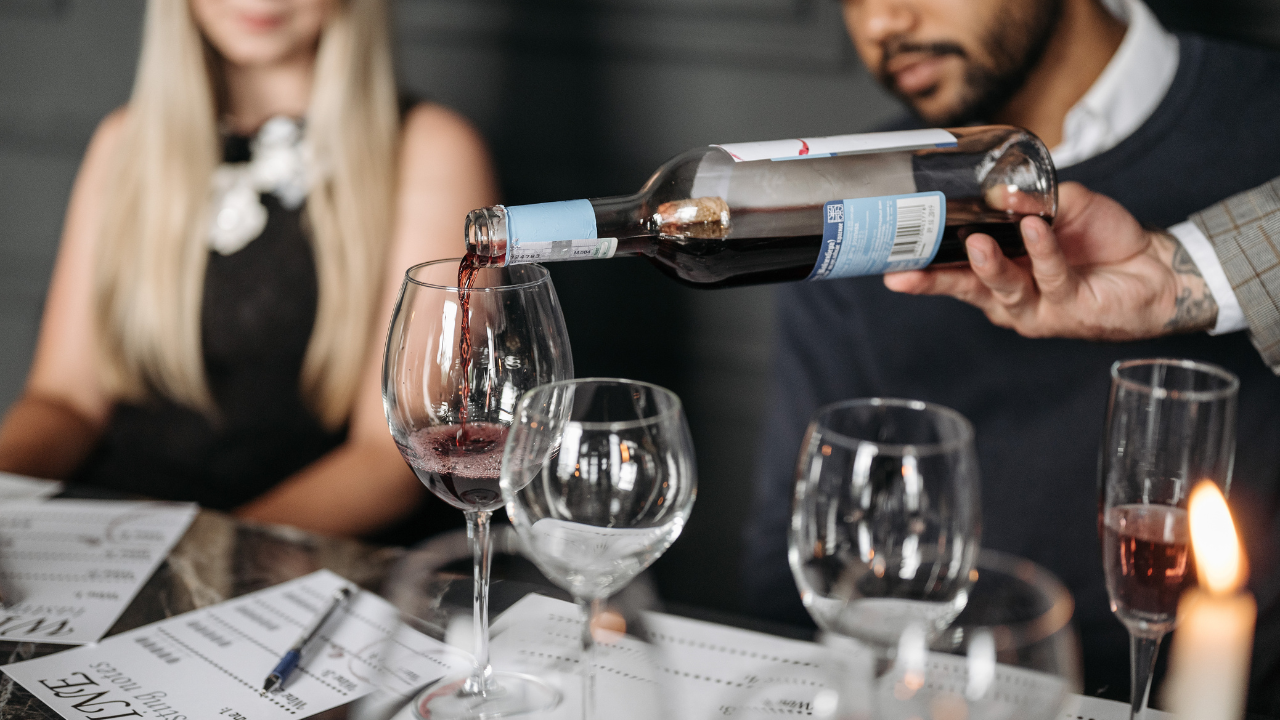 Come versare il vino senza gocce fuori dal bicchiere
