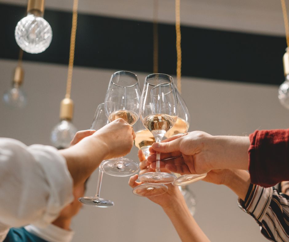 Chi beve per primo in un brindisi?