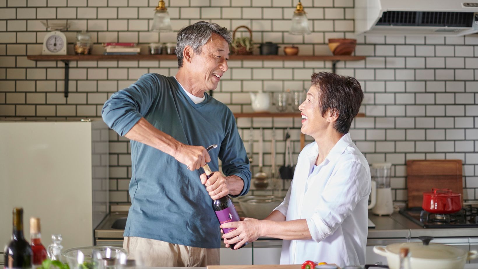 Chi apre la bottiglia di vino a tavola?