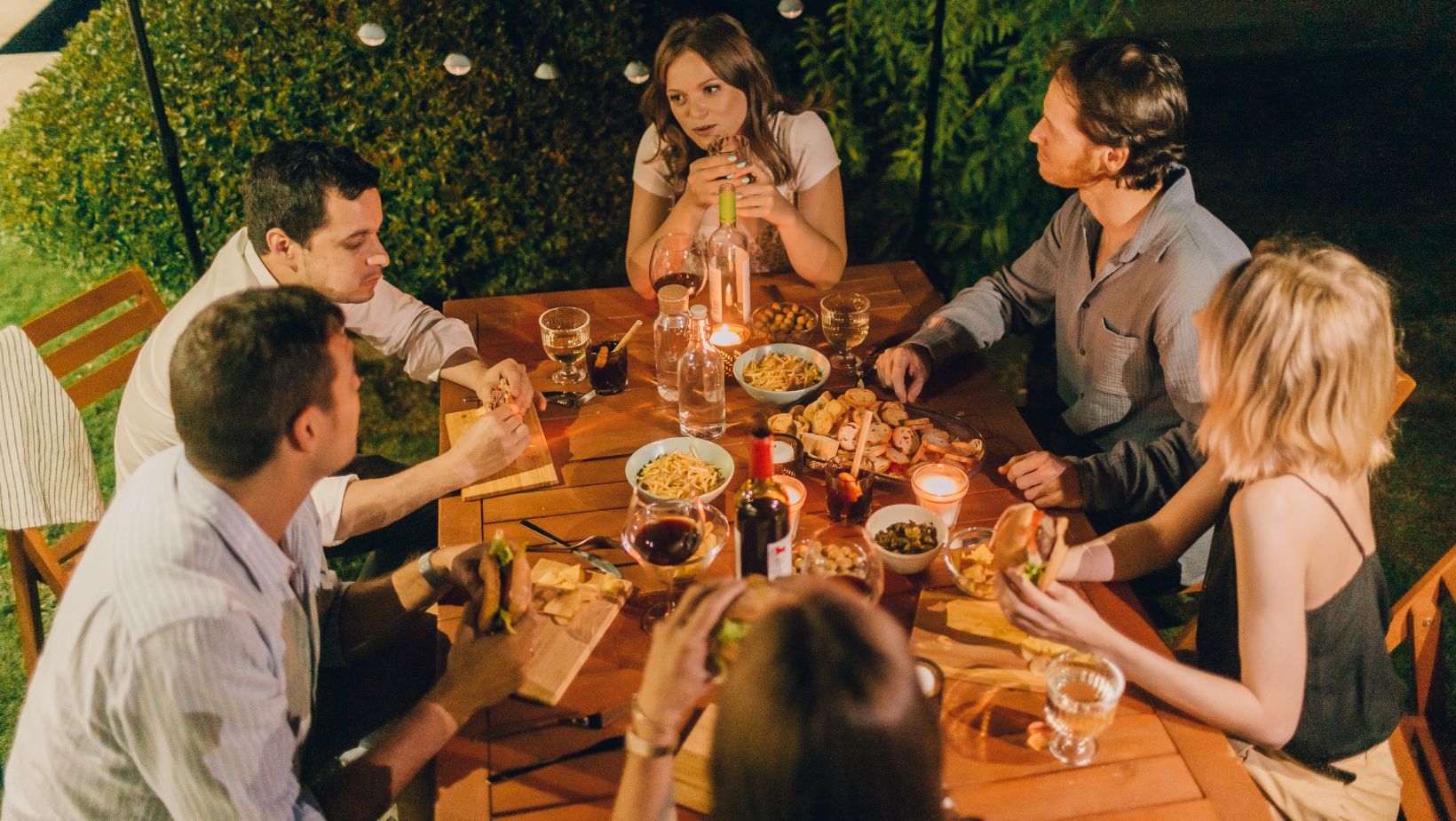 Conto al ristorante: il vino si divide tra tutti? Cosa dice il Galateo