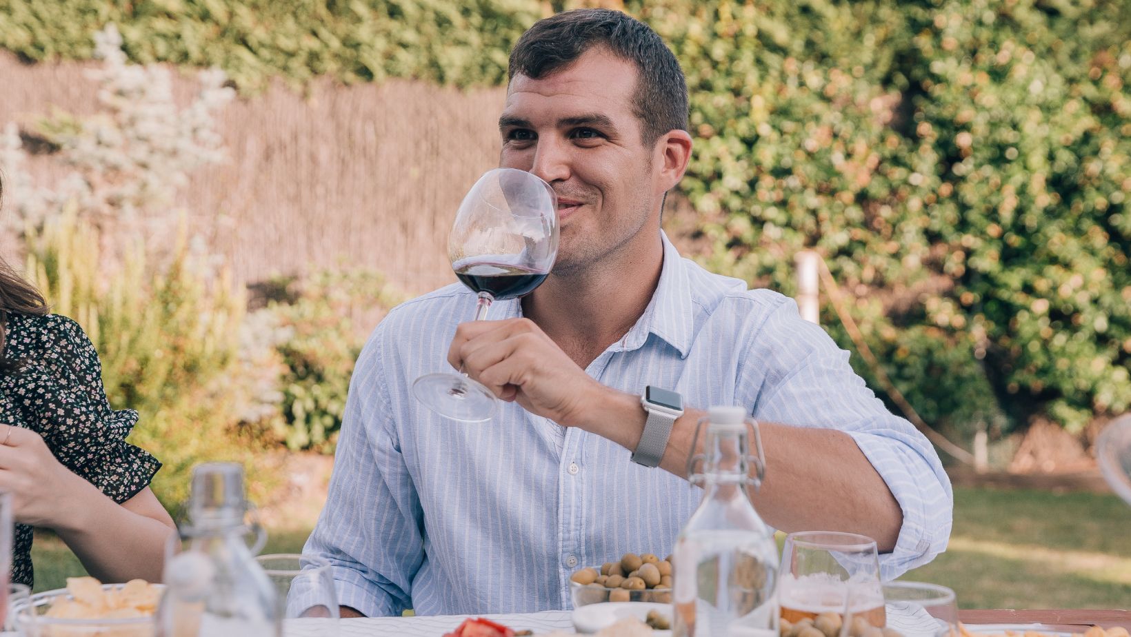 Il mignolo alzato quando si beve il vino: mito da sfatare?