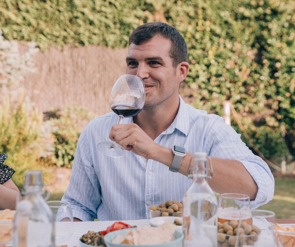 Il mignolo alzato quando si beve il vino: mito da sfatare?