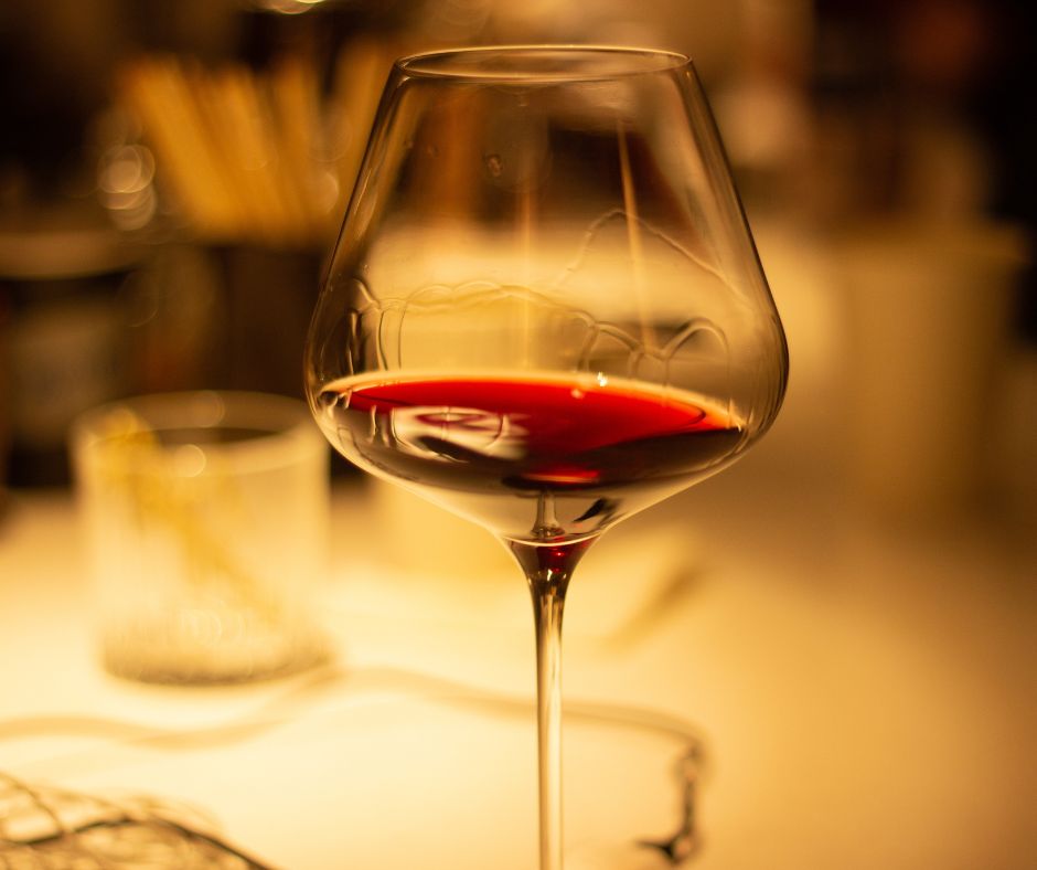 Perché il vino rosso si serve in bicchieri più grandi?