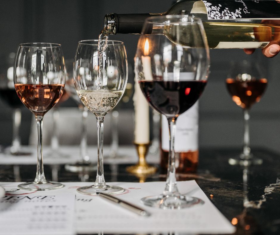 Si versa il vino fino all’ultima goccia? Cosa dice il galateo