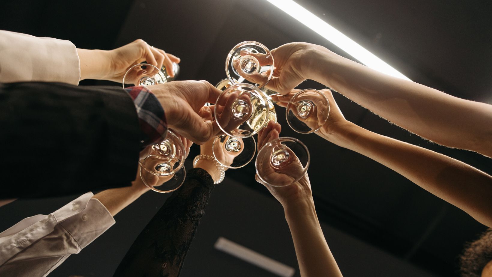 Brindisi di compleanno: quali sono le regole del Galateo?