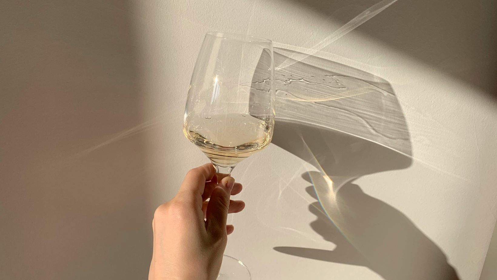 Il mignolo alzato quando si beve il vino: mito da sfatare?