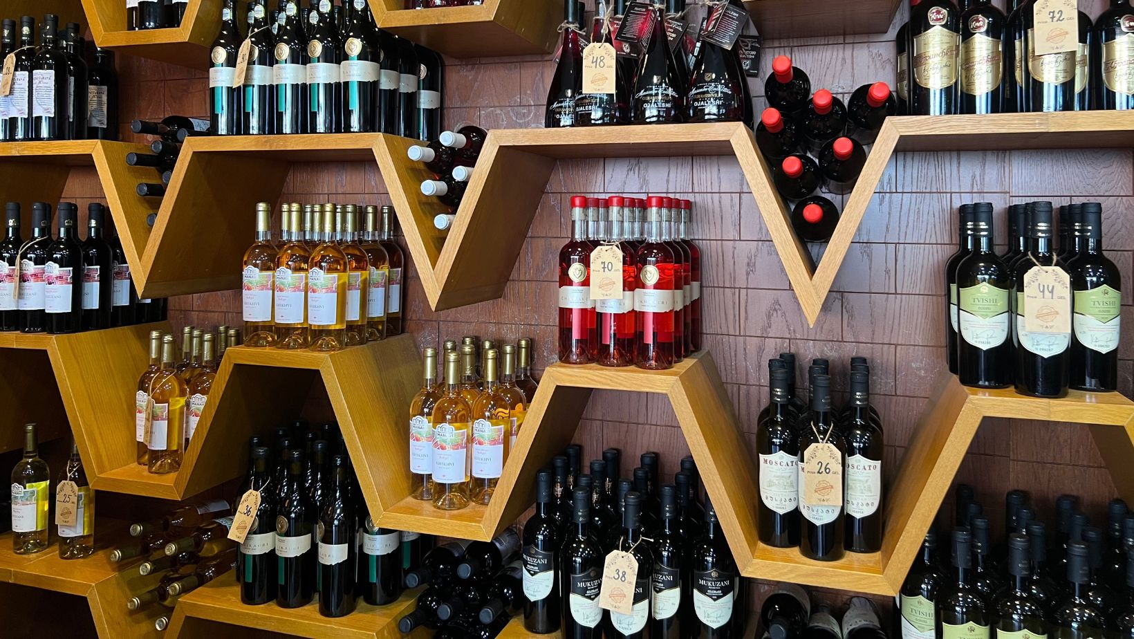 Il mercato del vino italiano è in flessione, ma tre DOC vanno controcorrente: volano Lugana, Langhe e Primitivo di Manduria