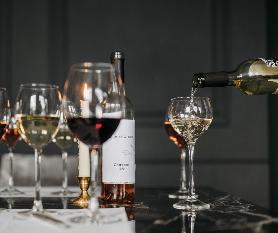 Il vino va versato lentamente? Ecco cosa dice il galateo
