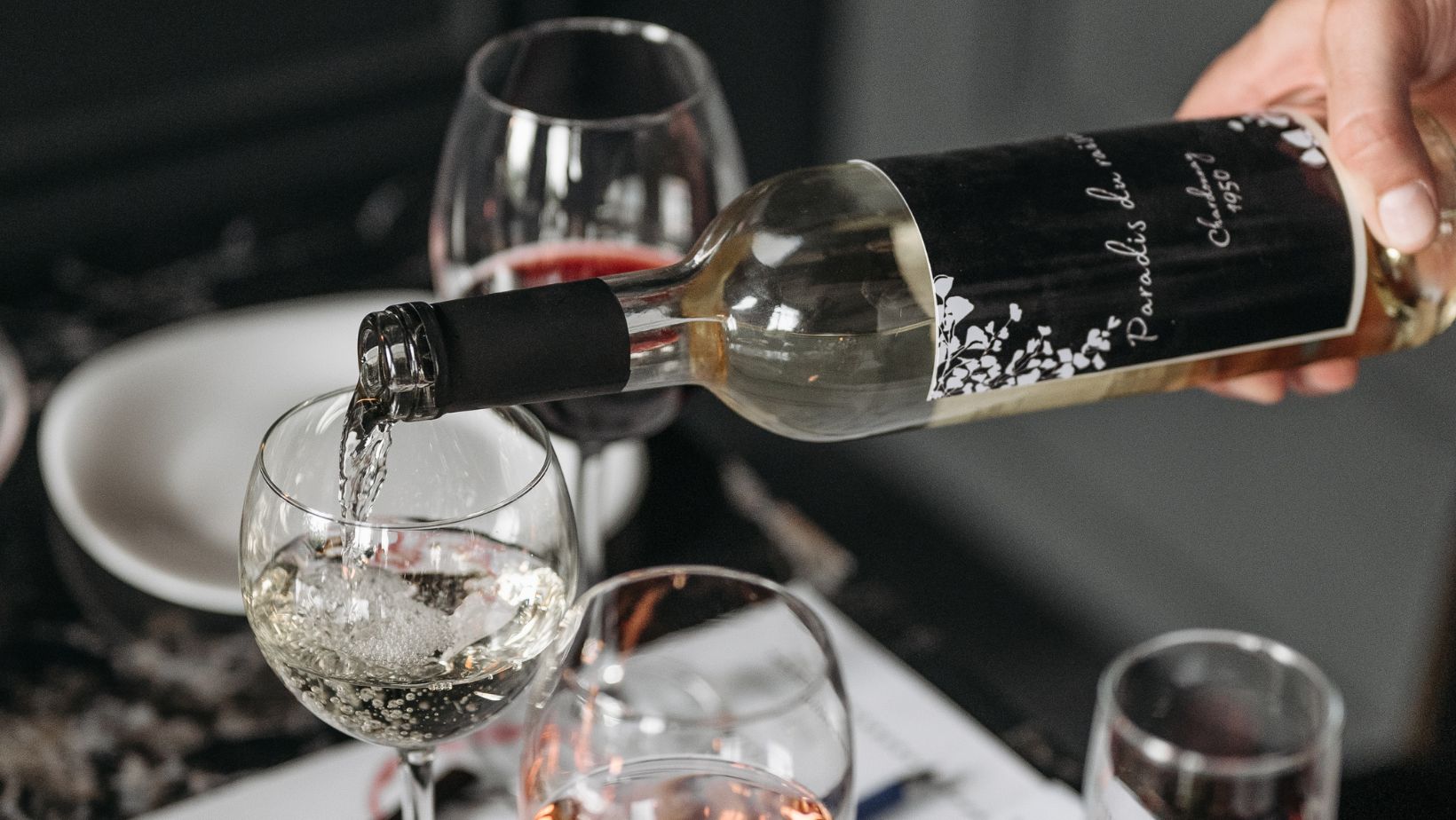 Da che lato va rivolta la bottiglia quando si versa il vino?