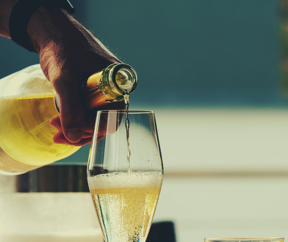 Can you serve wine with two hands? Wine etiquette explained