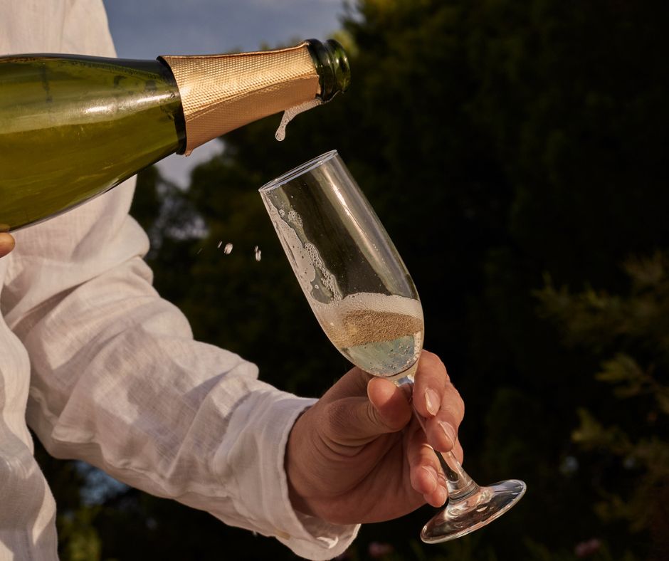 Notizie sul vino: Sommelier italiano entra nella storia, 96 bottiglie sciabolate in un minuto