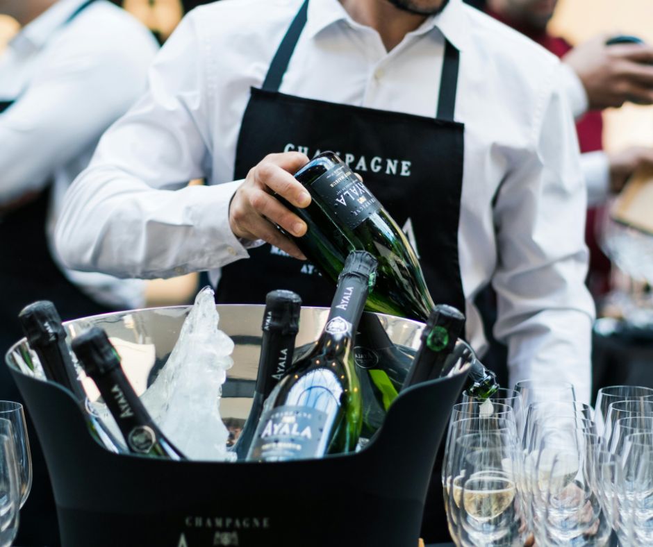 È corretto mettere il dito nel fondo della bottiglia di vino durante il servizio?
