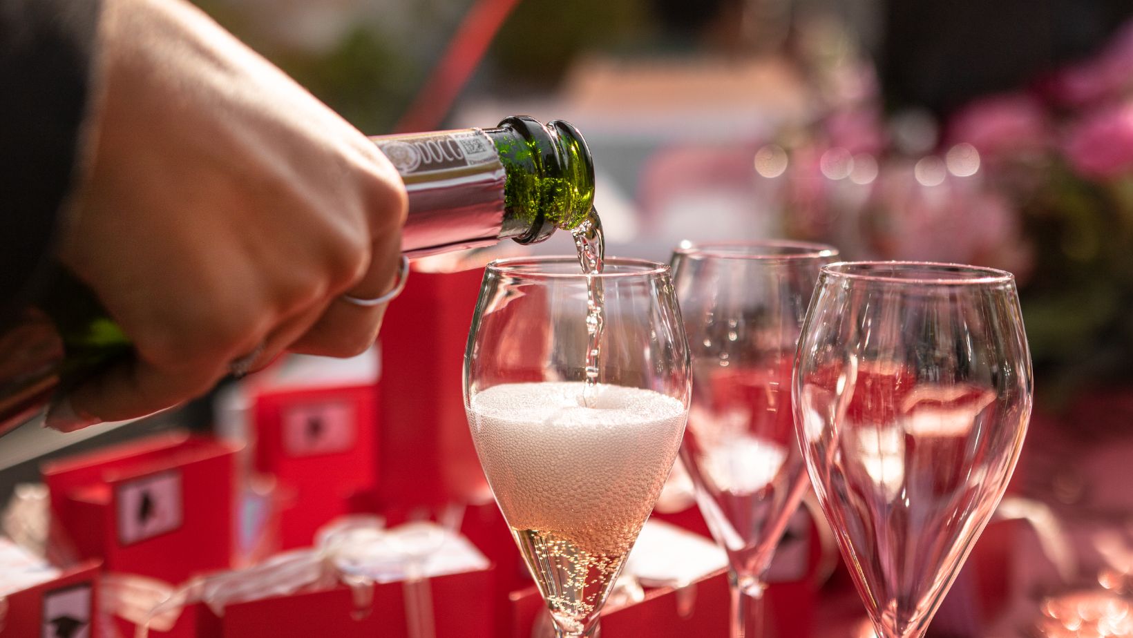 Si può servire il vino con due mani? La regola del Galateo