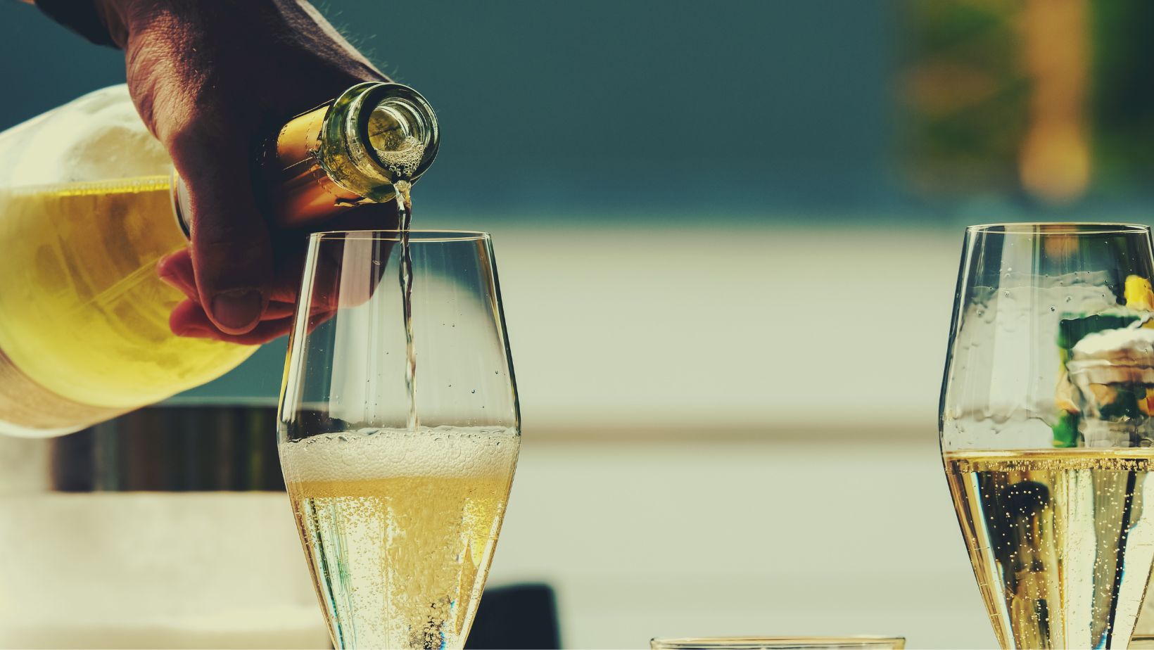 Si può servire il vino con due mani? La regola del Galateo