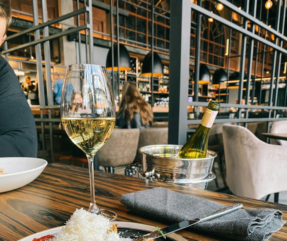 È maleducazione non finire il vino nel bicchiere?